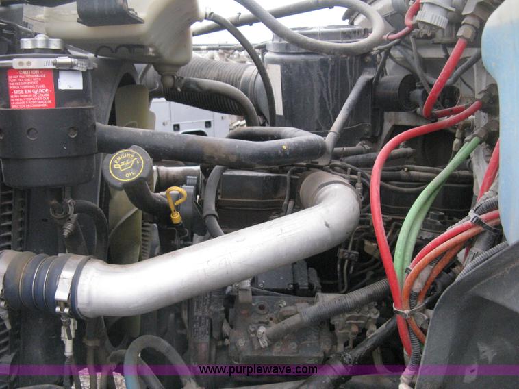 image for item D8497 1999 Ford F800 semi truck