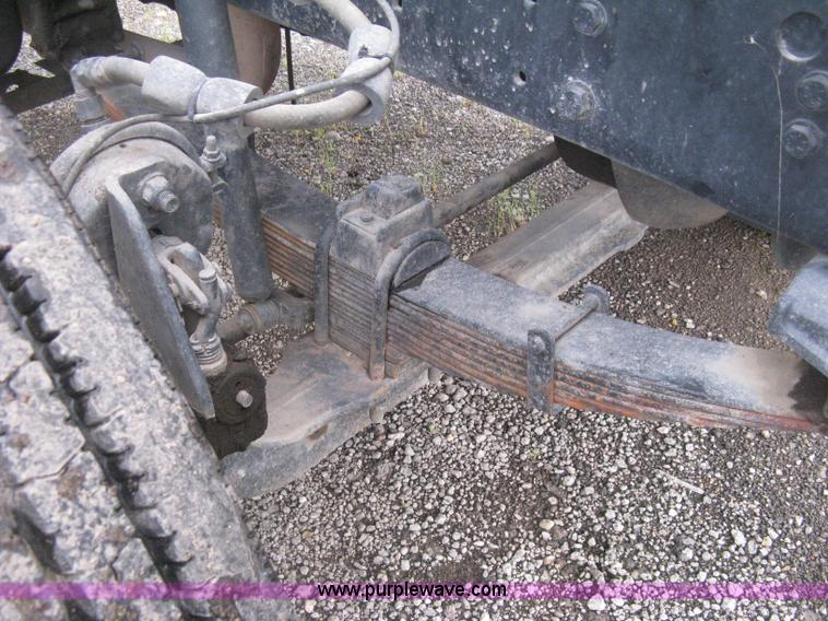 image for item D8497 1999 Ford F800 semi truck