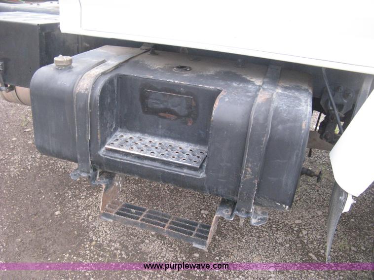 image for item D8497 1999 Ford F800 semi truck