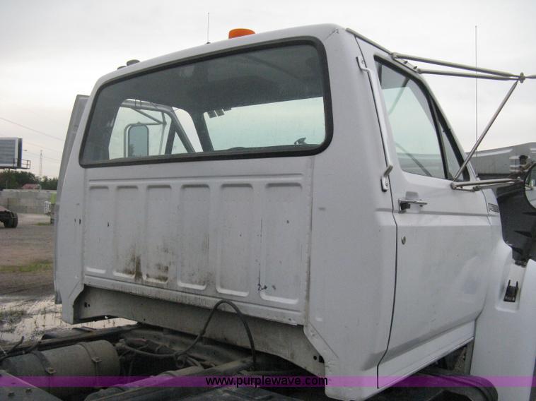 image for item D8497 1999 Ford F800 semi truck