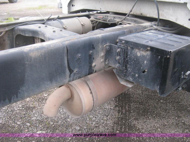 image for item D8497 1999 Ford F800 semi truck