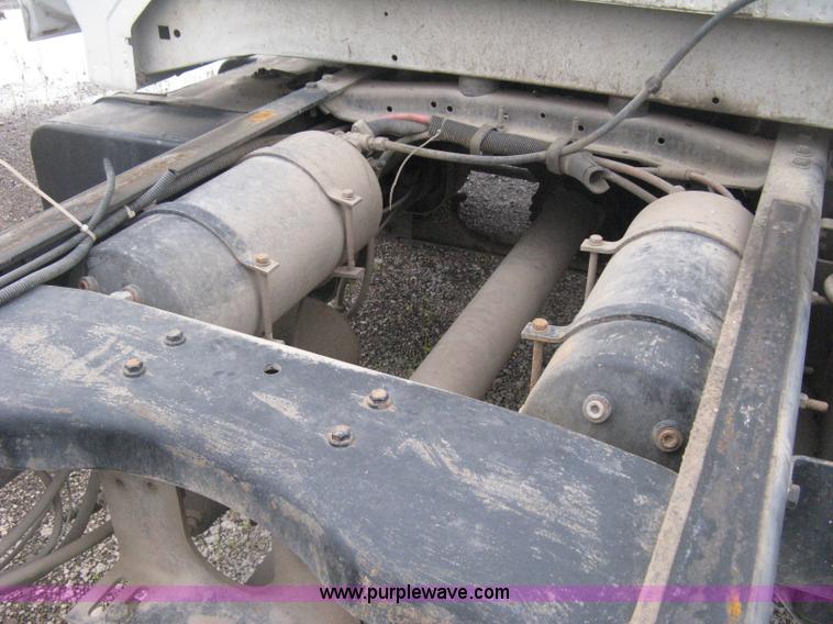 image for item D8497 1999 Ford F800 semi truck