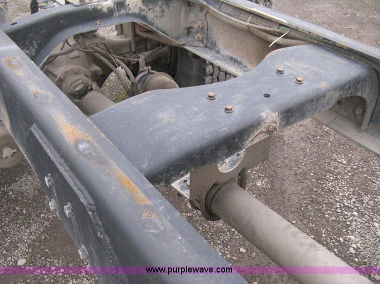 image for item D8497 1999 Ford F800 semi truck