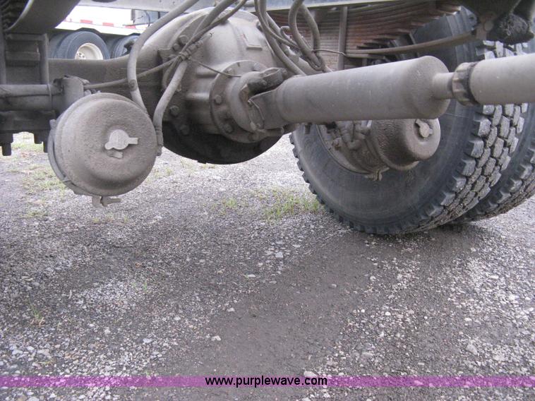 image for item D8497 1999 Ford F800 semi truck