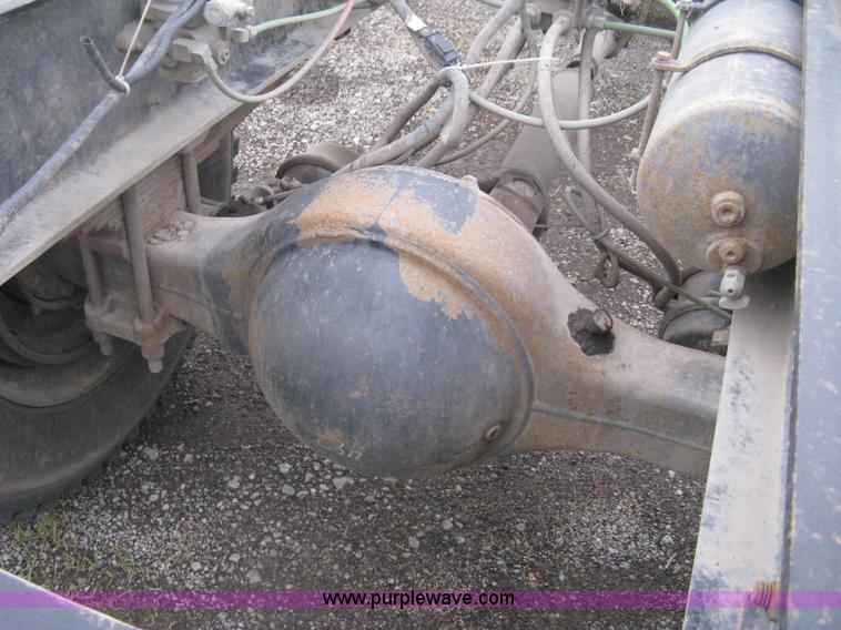 image for item D8497 1999 Ford F800 semi truck