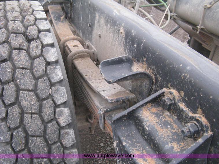 image for item D8497 1999 Ford F800 semi truck