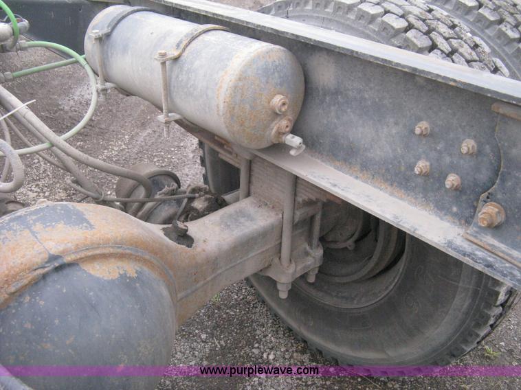 image for item D8497 1999 Ford F800 semi truck