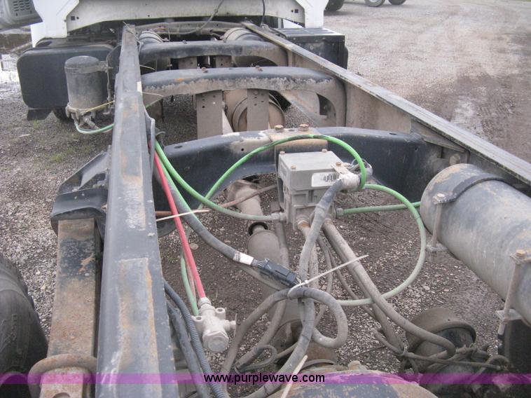 image for item D8497 1999 Ford F800 semi truck