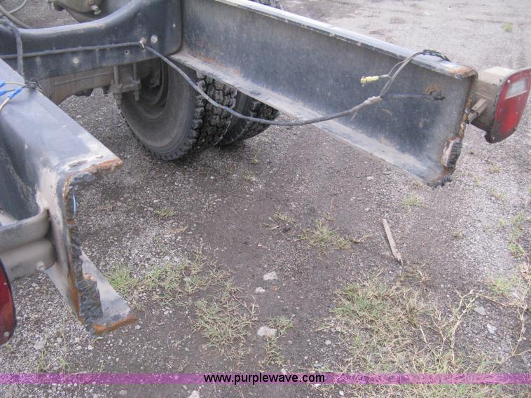 image for item D8497 1999 Ford F800 semi truck