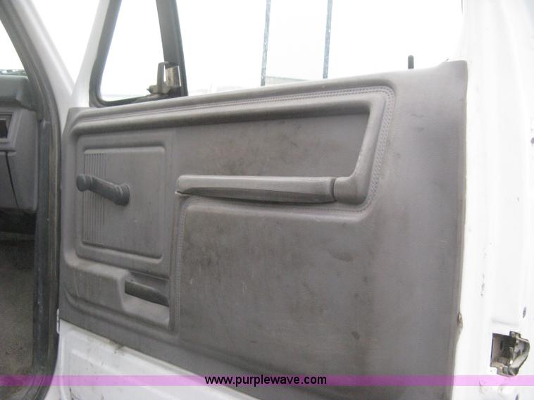 image for item D8497 1999 Ford F800 semi truck