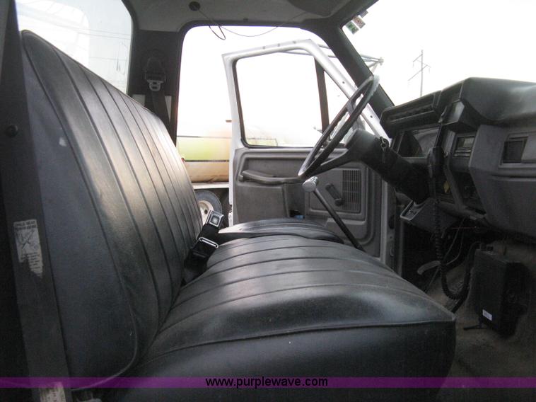 image for item D8497 1999 Ford F800 semi truck