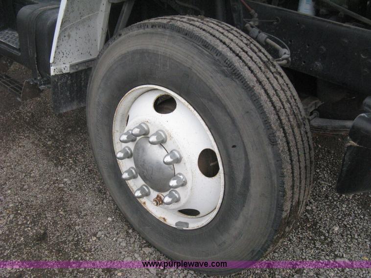 image for item D8497 1999 Ford F800 semi truck