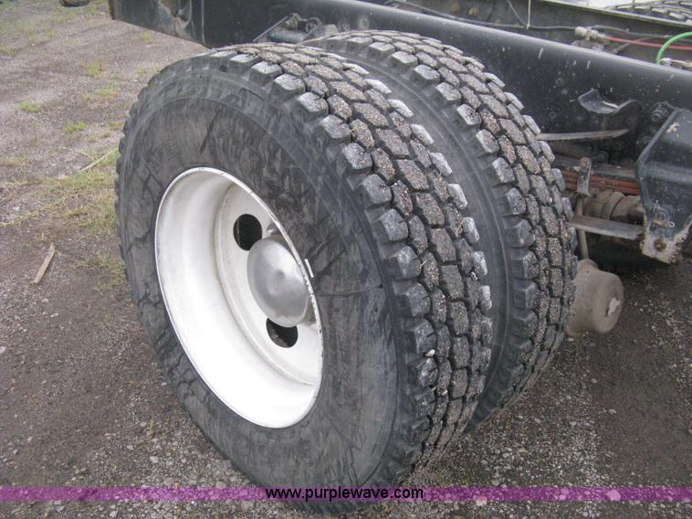 image for item D8497 1999 Ford F800 semi truck