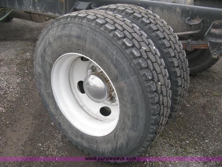 image for item D8497 1999 Ford F800 semi truck