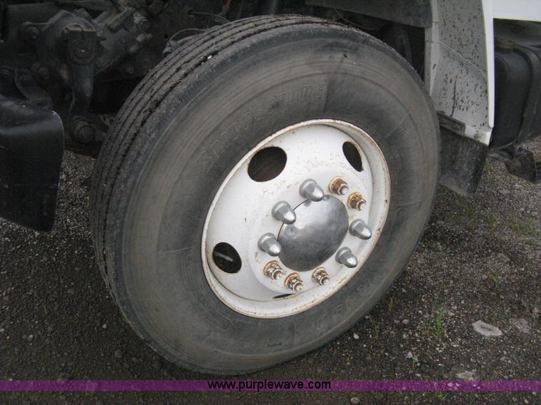 image for item D8497 1999 Ford F800 semi truck