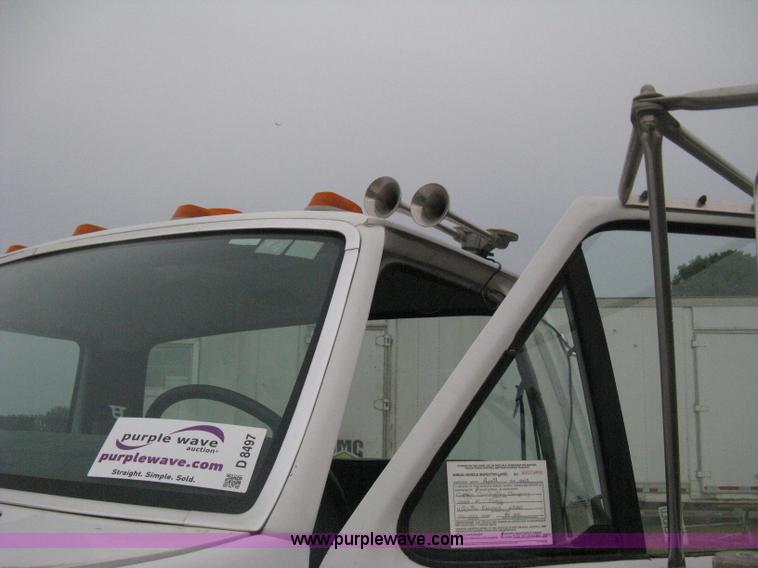 image for item D8497 1999 Ford F800 semi truck