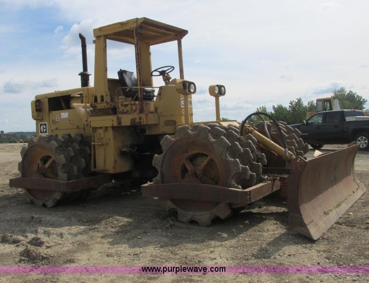 image for item E7320 1974 Caterpillar 815 compactor