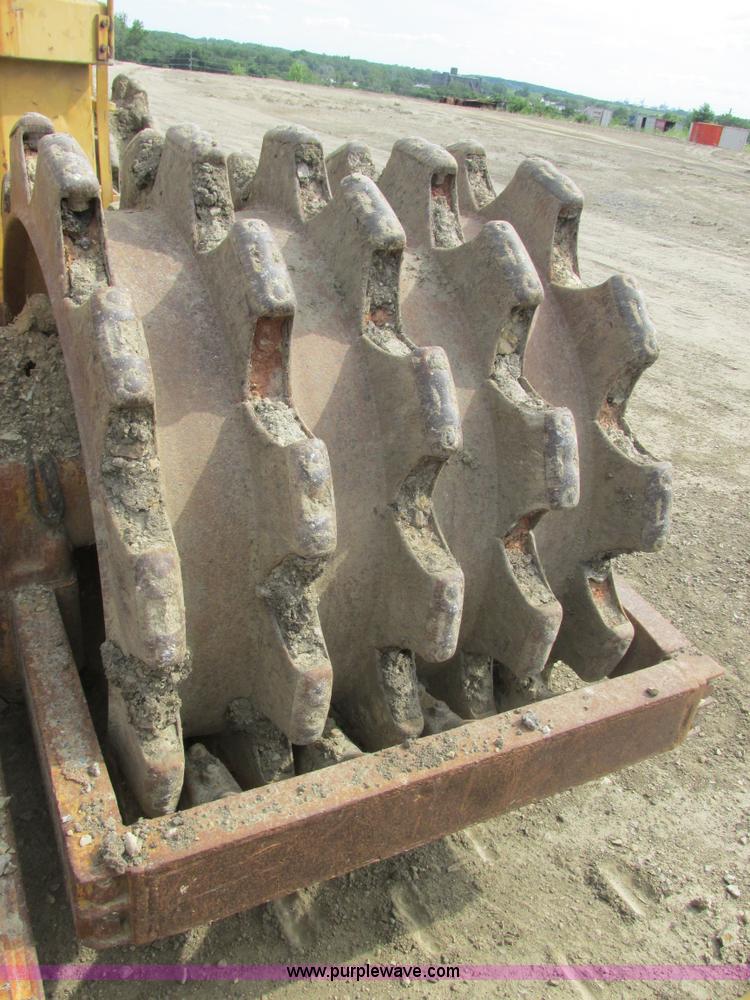 image for item E7320 1974 Caterpillar 815 compactor