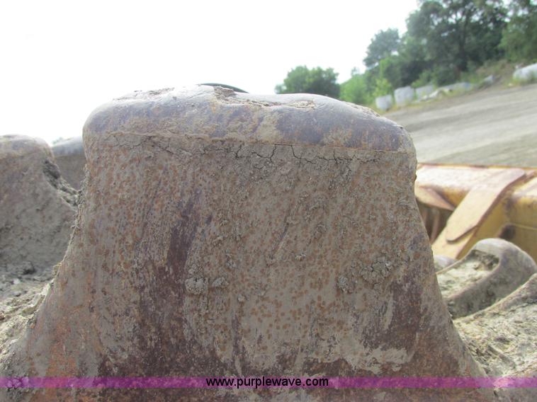 image for item E7320 1974 Caterpillar 815 compactor