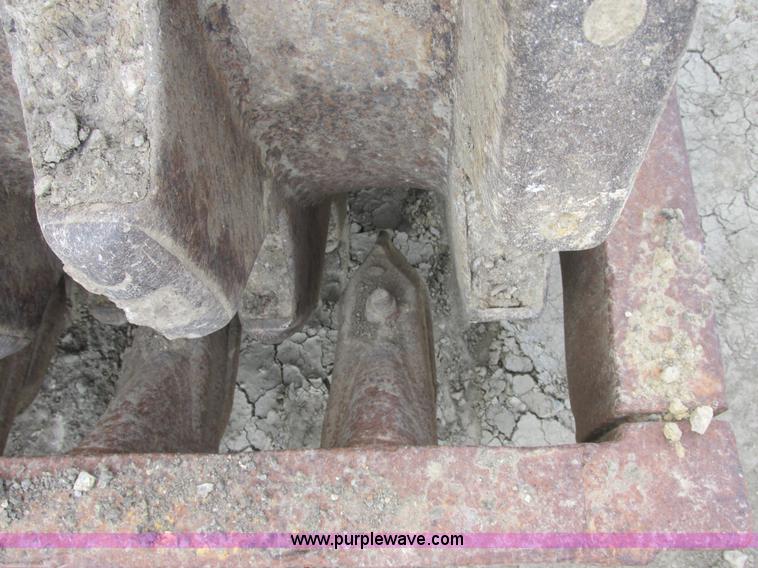 image for item E7320 1974 Caterpillar 815 compactor