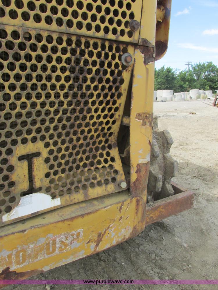 image for item E7320 1974 Caterpillar 815 compactor