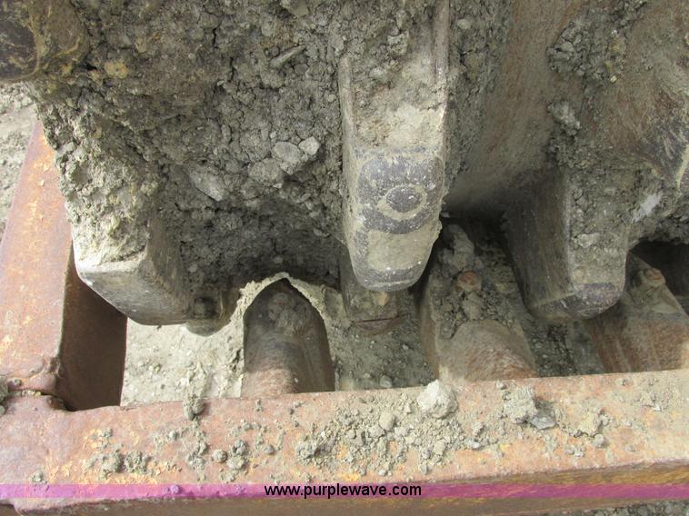 image for item E7320 1974 Caterpillar 815 compactor