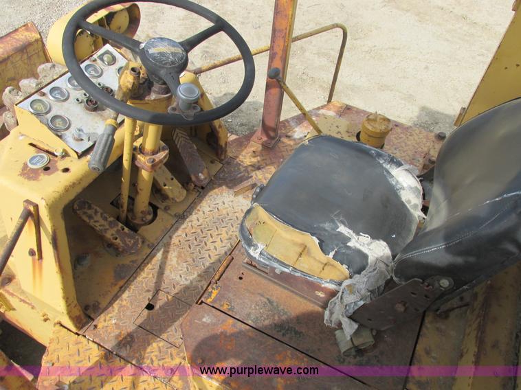 image for item E7320 1974 Caterpillar 815 compactor