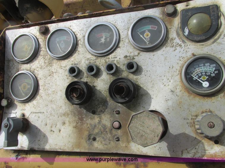 image for item E7320 1974 Caterpillar 815 compactor