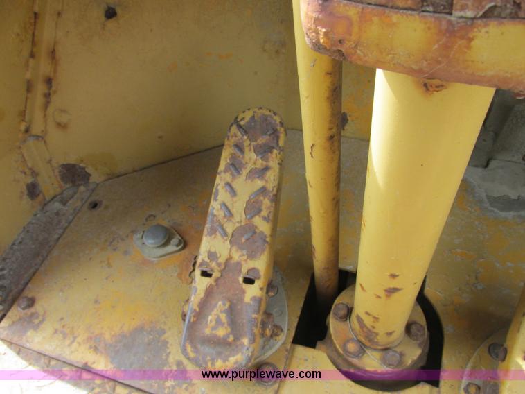 image for item E7320 1974 Caterpillar 815 compactor