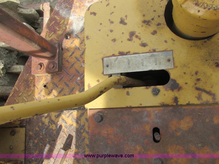 image for item E7320 1974 Caterpillar 815 compactor
