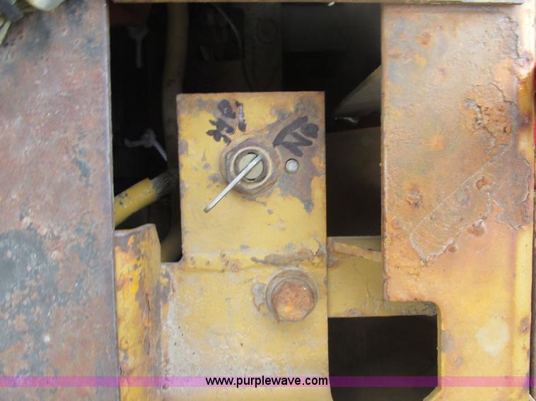 image for item E7320 1974 Caterpillar 815 compactor
