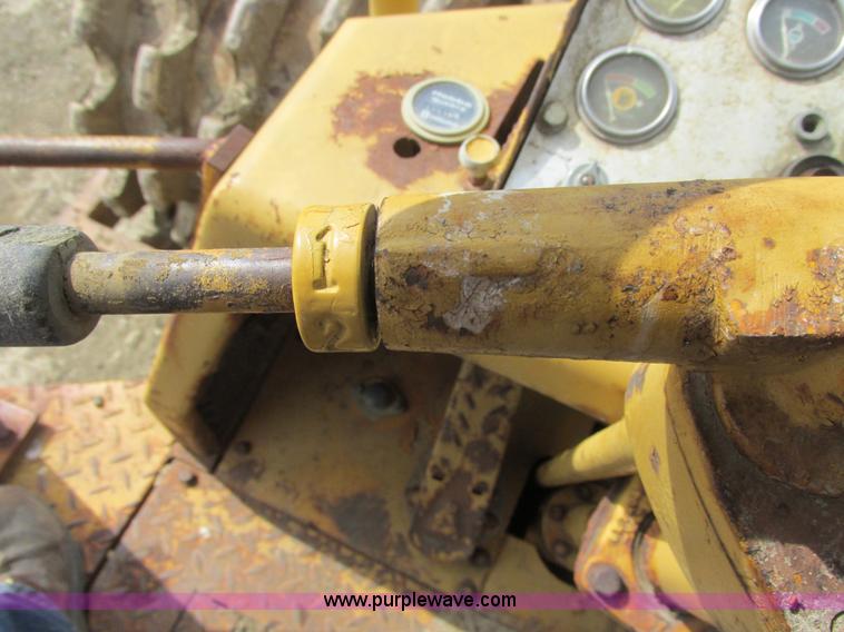 image for item E7320 1974 Caterpillar 815 compactor