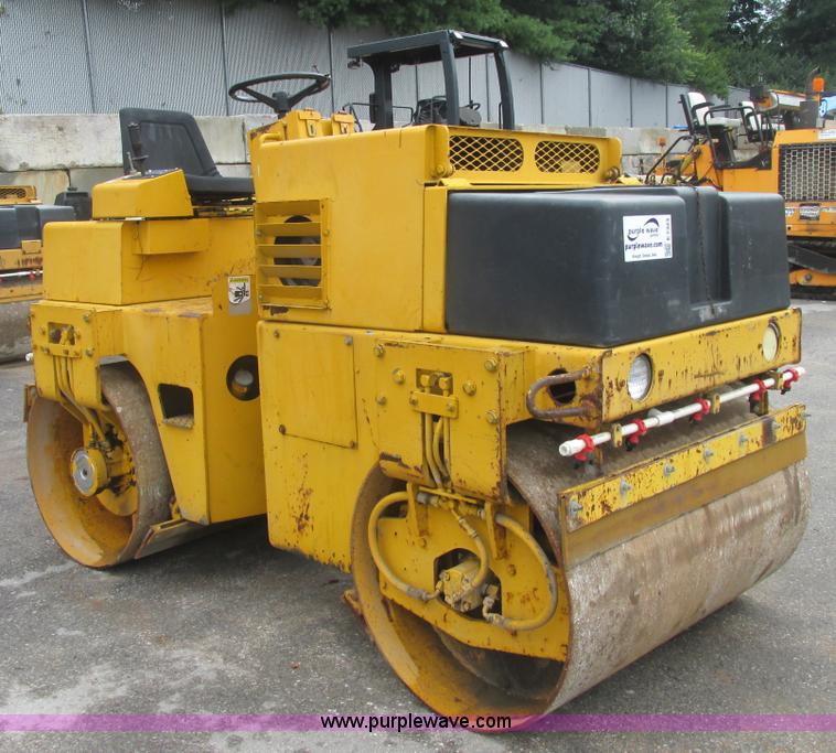 image for item E7323 Champion A471 articulated vibratory roller