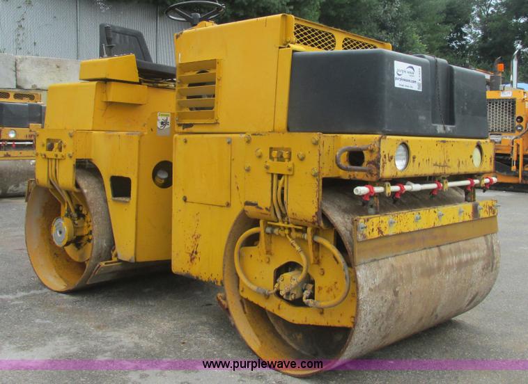 image for item E7323 Champion A471 articulated vibratory roller