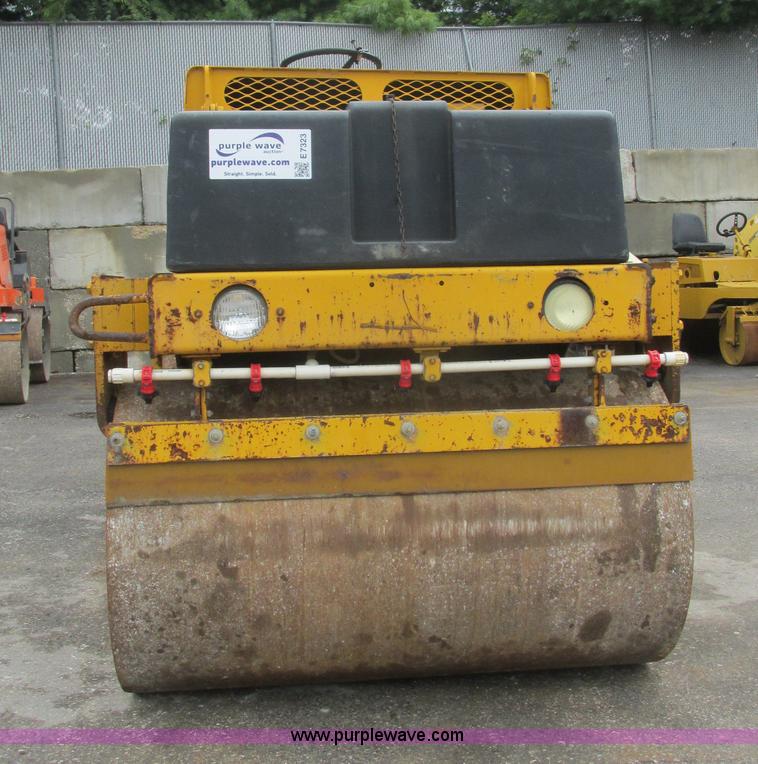 image for item E7323 Champion A471 articulated vibratory roller
