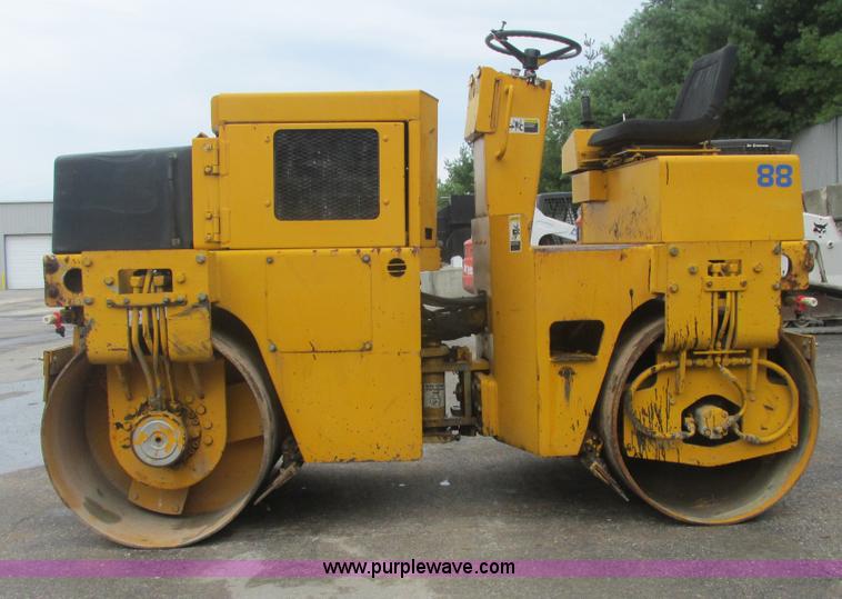 image for item E7323 Champion A471 articulated vibratory roller