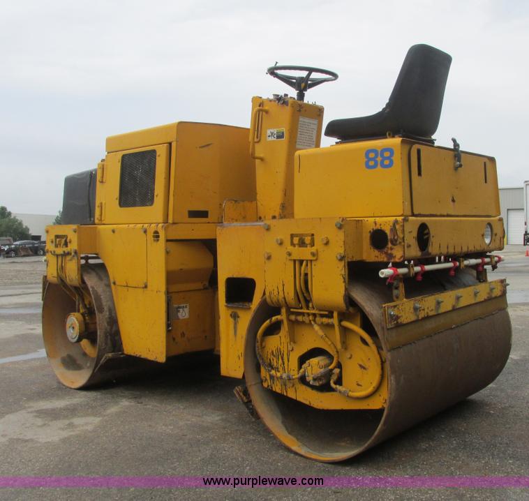 image for item E7323 Champion A471 articulated vibratory roller