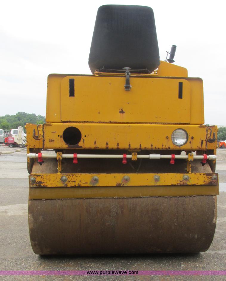 image for item E7323 Champion A471 articulated vibratory roller
