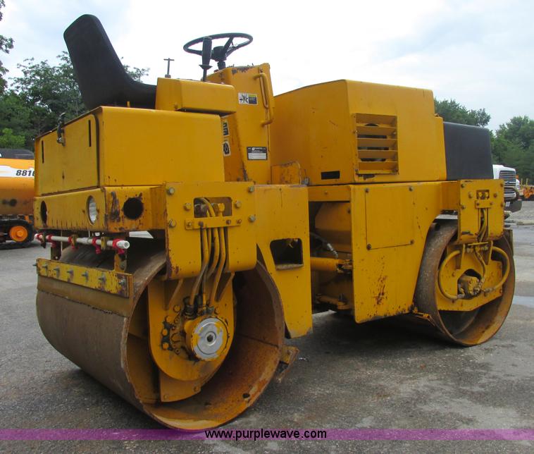 image for item E7323 Champion A471 articulated vibratory roller