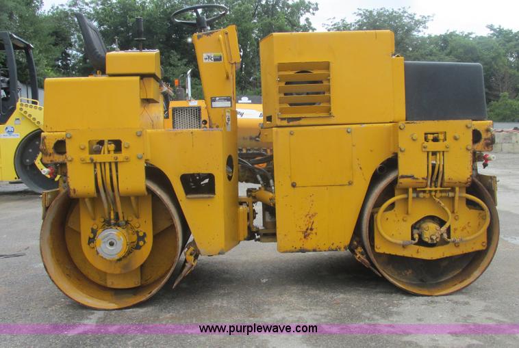 image for item E7323 Champion A471 articulated vibratory roller
