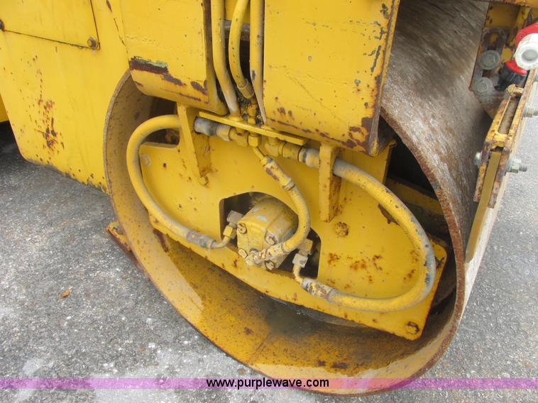 image for item E7323 Champion A471 articulated vibratory roller