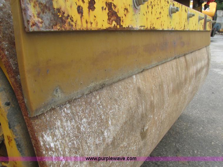 image for item E7323 Champion A471 articulated vibratory roller