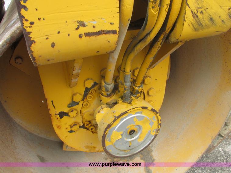 image for item E7323 Champion A471 articulated vibratory roller