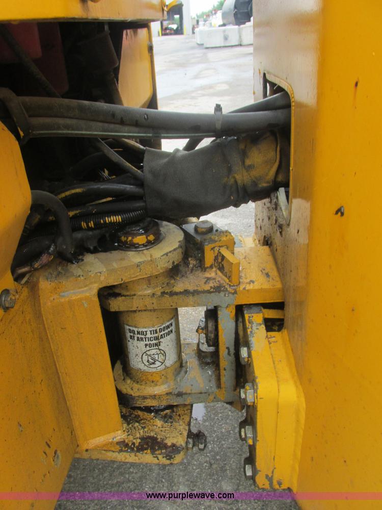 image for item E7323 Champion A471 articulated vibratory roller