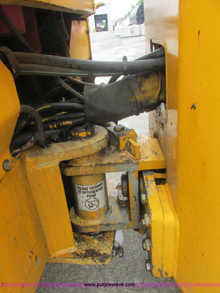image for item E7323 Champion A471 articulated vibratory roller