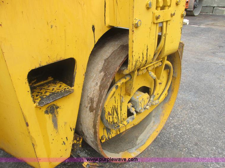 image for item E7323 Champion A471 articulated vibratory roller