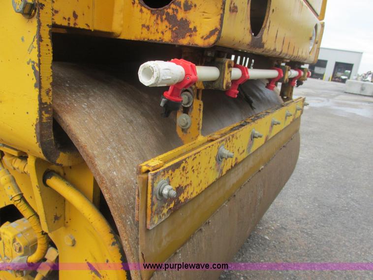 image for item E7323 Champion A471 articulated vibratory roller