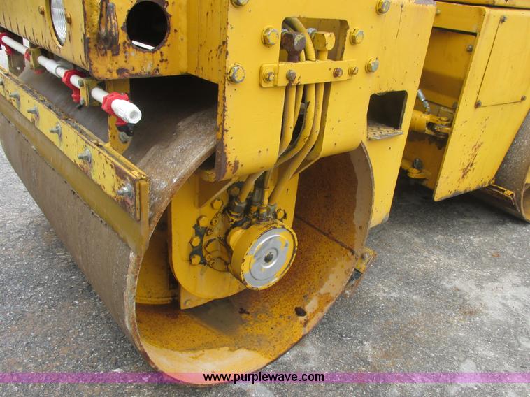 image for item E7323 Champion A471 articulated vibratory roller