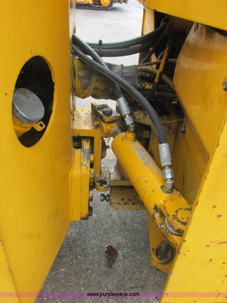 image for item E7323 Champion A471 articulated vibratory roller