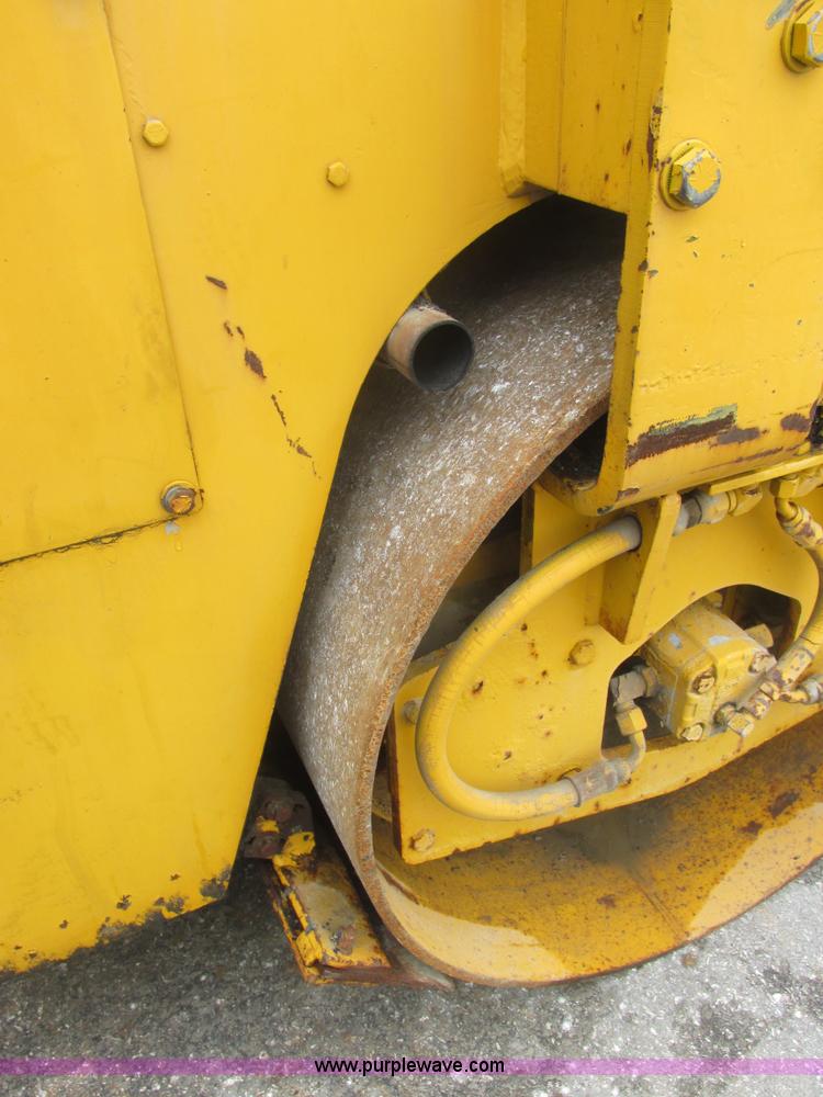 image for item E7323 Champion A471 articulated vibratory roller